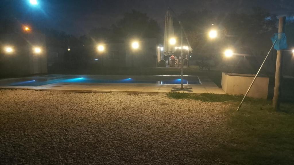 an empty swimming pool at night with lights at Quinta don josé in Luján