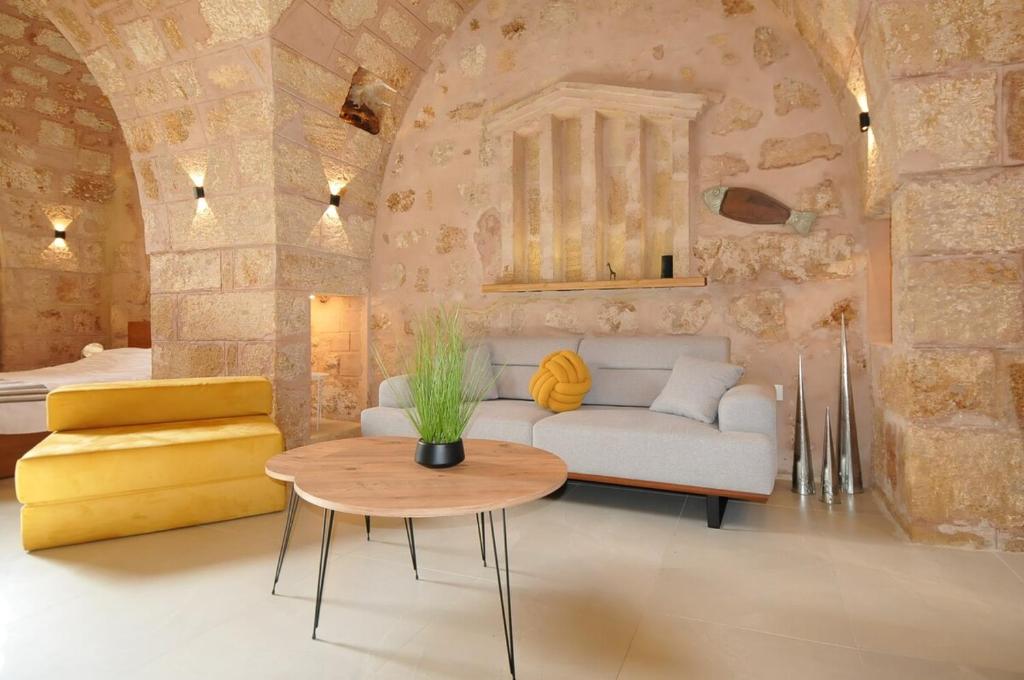 a living room with a couch and a table at Dar22 in Fad‘ūs