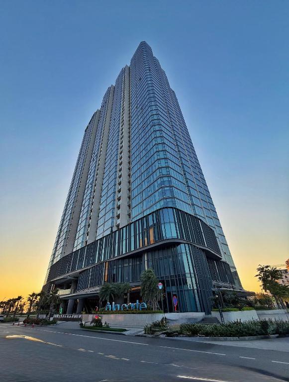 a tall building with a lot of windows at Căn hộ tại các tòa ICON40 - ALACARTE - NEW LIFE TOWER in Ha Long