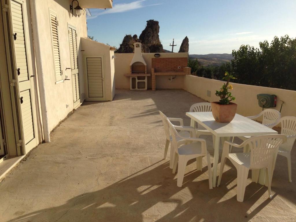 uma mesa branca e cadeiras num pátio em Villetta Tranquilla em Agrigento