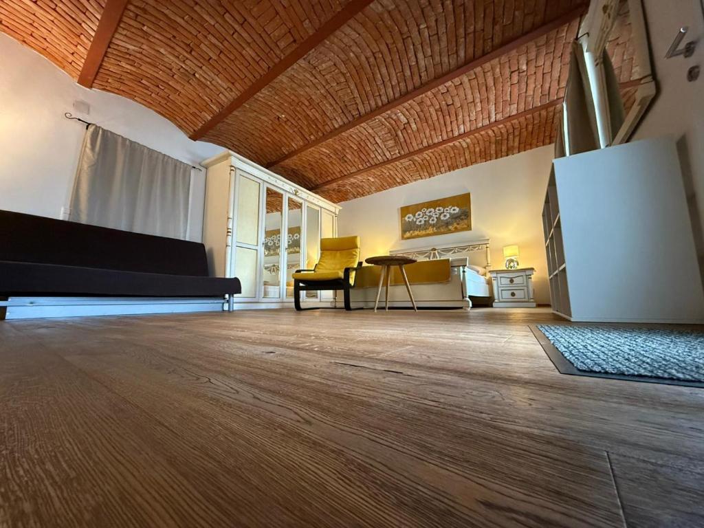 a living room with wooden floors and a wooden ceiling at Auern Apartement in Auern