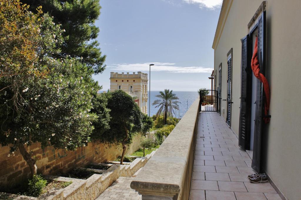 una pasarela que conduce al océano desde un edificio en Palazzo De Donno, en Santa Cesarea Terme