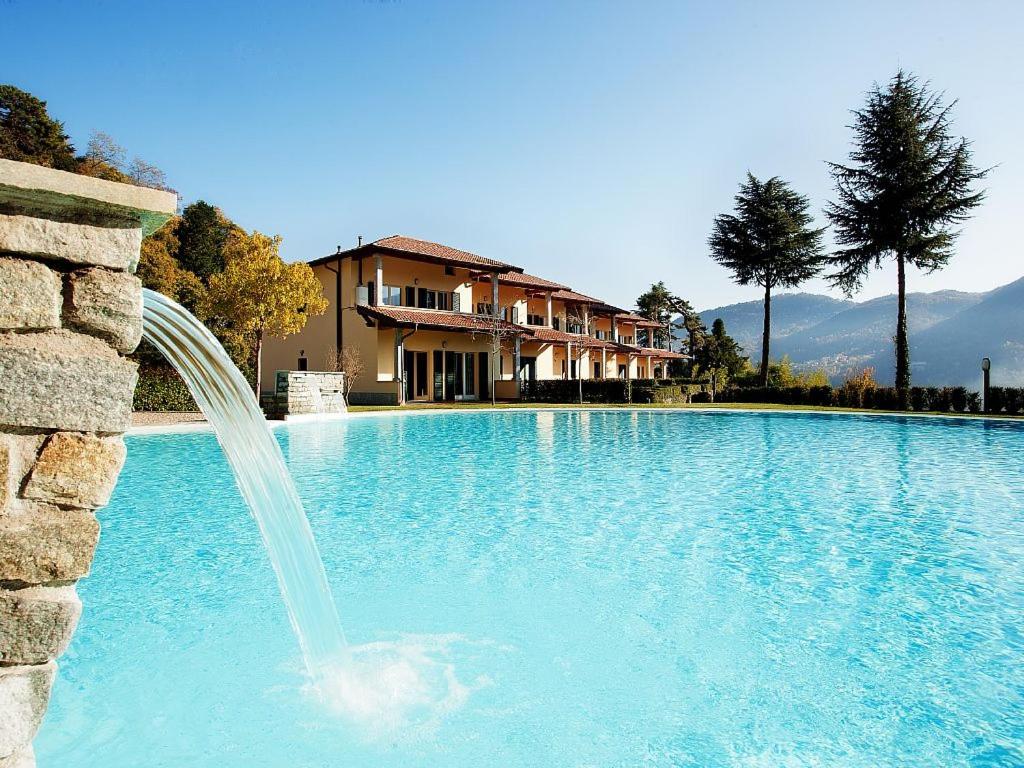 basen z fontanną wodną przed domem w obiekcie Tremezzo Residence-11 apartments to choose from in an exclusive residence by Italian Apartments w mieście Tremezzo