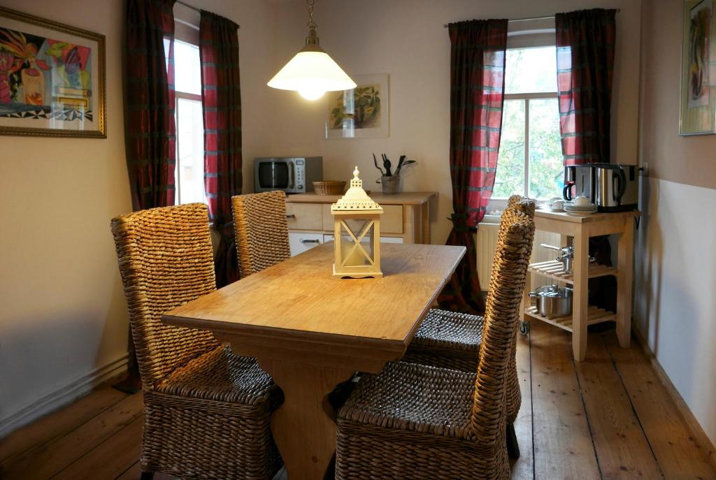 - une salle à manger avec une table et des chaises en bois dans l'établissement Goldberghaus, à Großschönau