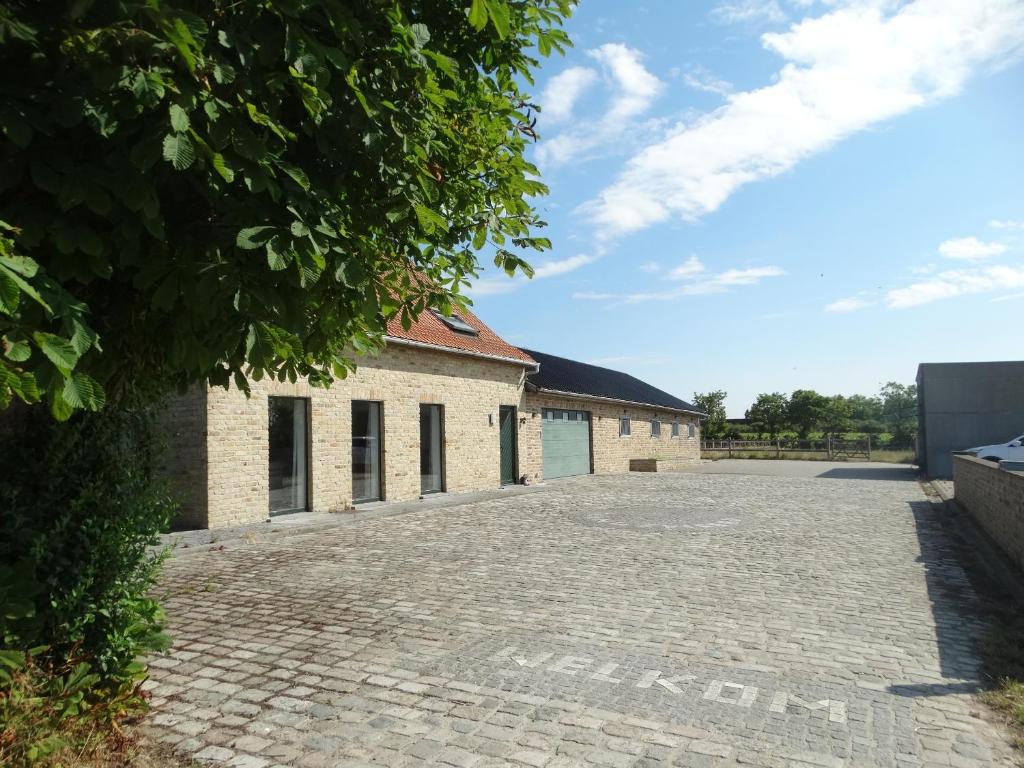 an empty parking lot in front of a building at 'T Lang Zweerd in Middelkerke