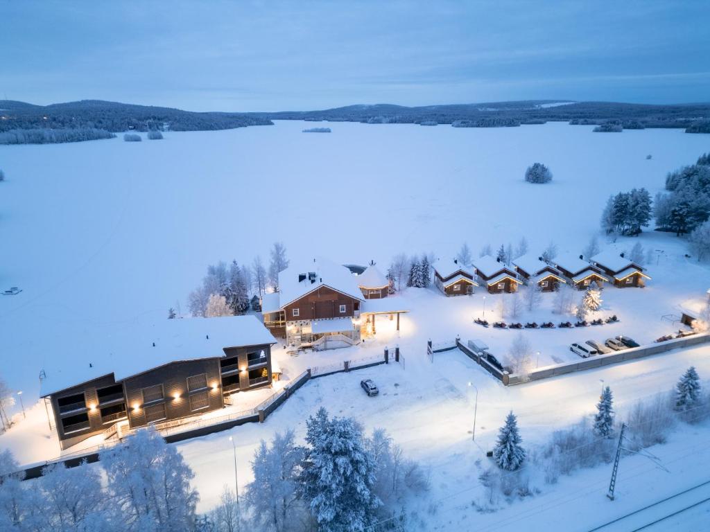 Luftaufnahme eines schneebedeckten Ferienortes bei Nacht in der Unterkunft Jauri Resort in Kemijärvi