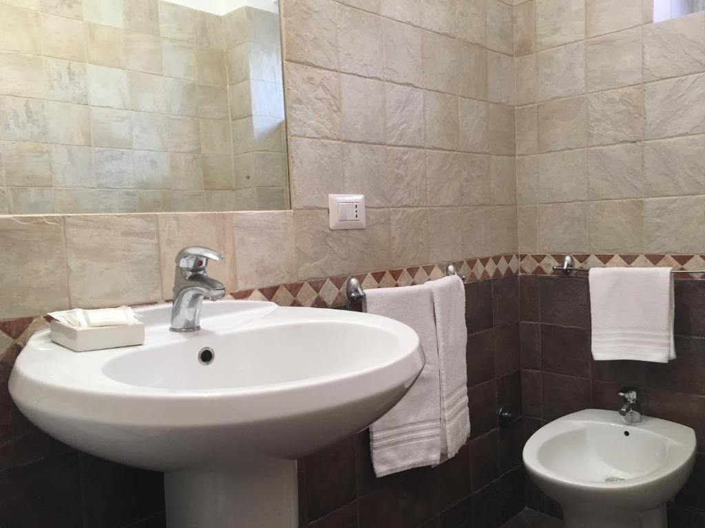 Zdjęcie z galerii obiektu Delightful apartment 100 meters from the Colosseum w Rzymie
