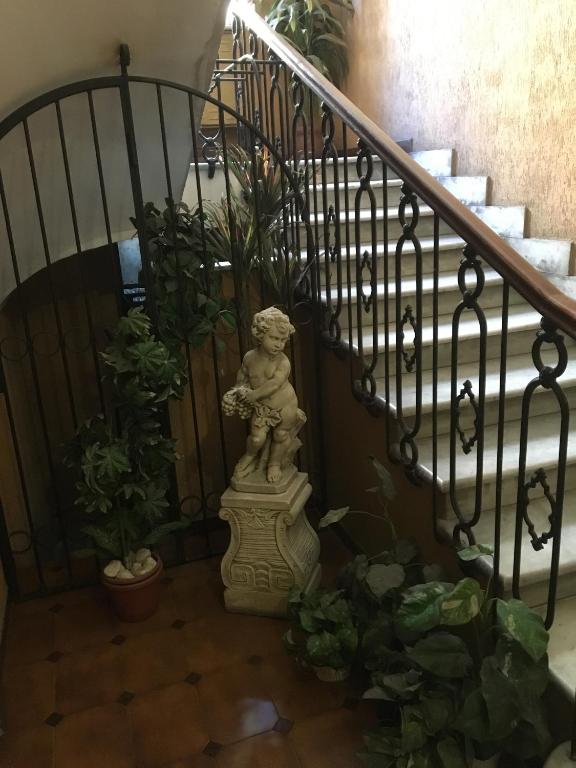 Zdjęcie z galerii obiektu Delightful apartment 100 meters from the Colosseum w Rzymie