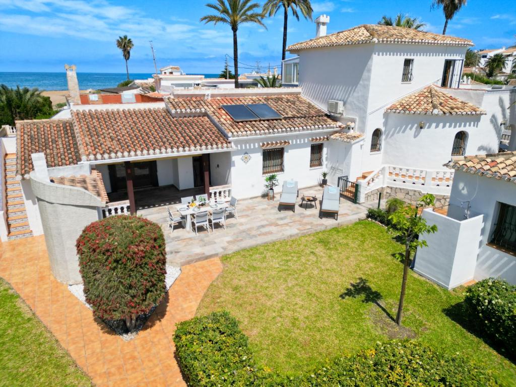 Beachside Villa, 50m to Beach, Private Garden, BBQ, AC, Free WiFi and Parking
