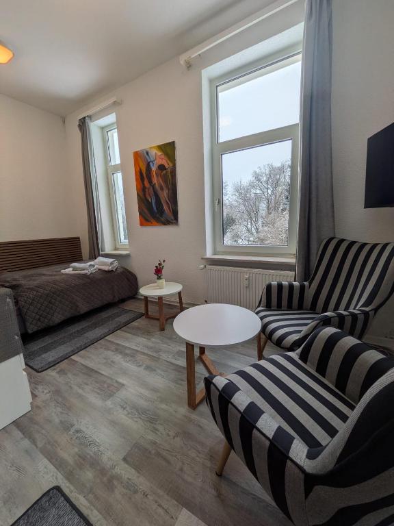 a living room with a bed and a table at Wohnung Schlossblick in Celle