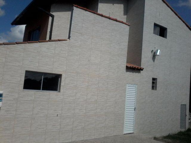 ein weißes Blockhaus mit einem Fenster und einer Tür in der Unterkunft Casa Temporada in Serra