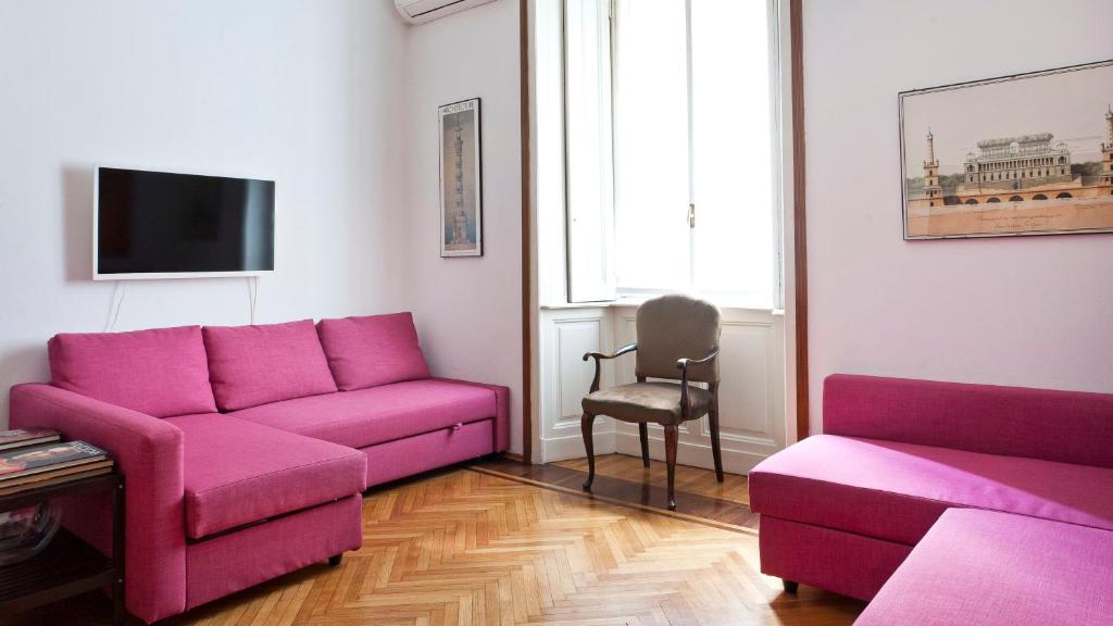 ミラノにあるItalianway-Colonnettaのリビングルーム(ピンクのソファ、椅子付)