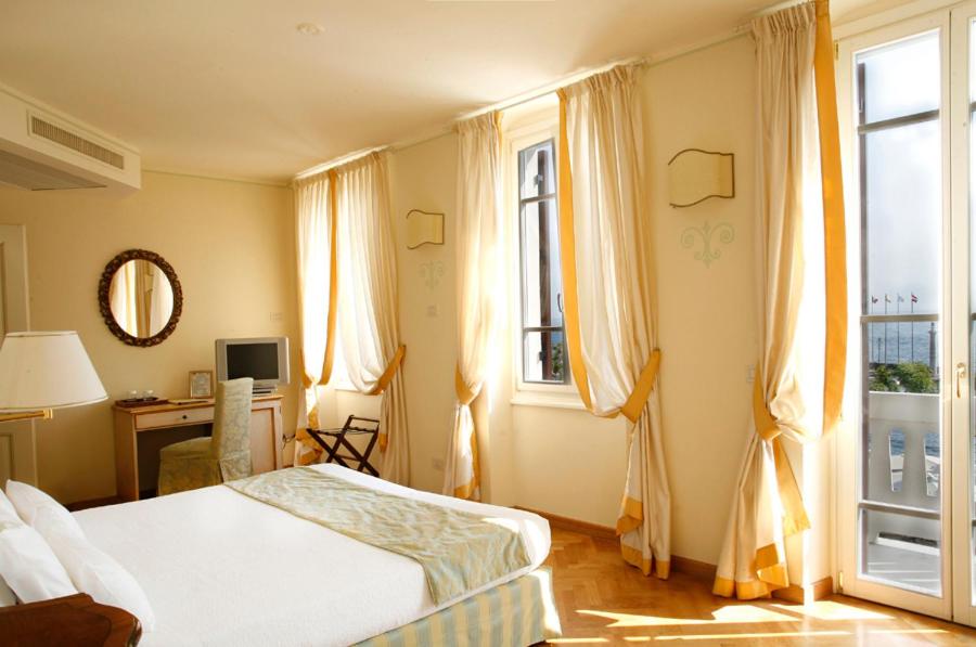 A bed or beds in a room at La Vittoria Boutique Hotel