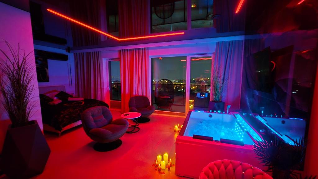 ein Wohnzimmer mit Billardtisch und violetten Lichtern in der Unterkunft Apartament dla dwojga z jacuzzi na wyłączność in Świecie