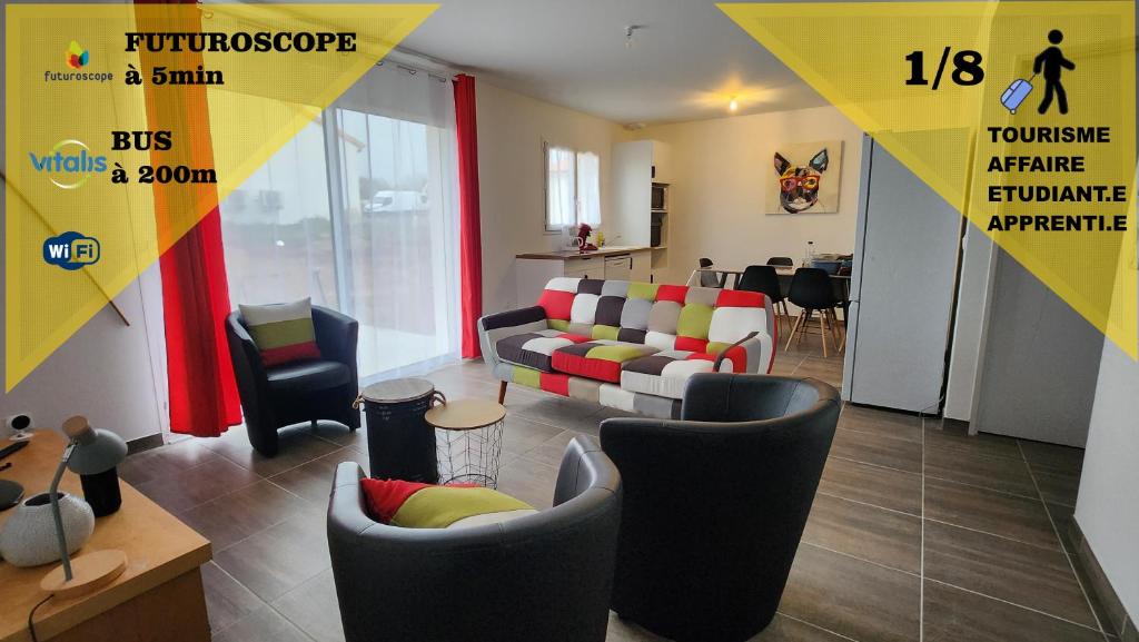 a living room with couches and chairs in a room at Parenthèse 8 pers-6 mns Futuroscope-Famille in Chasseneuil-du-Poitou