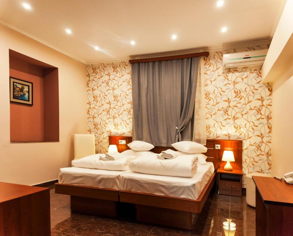sypialnia z 2 łóżkami i oknem w obiekcie Mia Casa Hotel Yerevan w Erywaniu