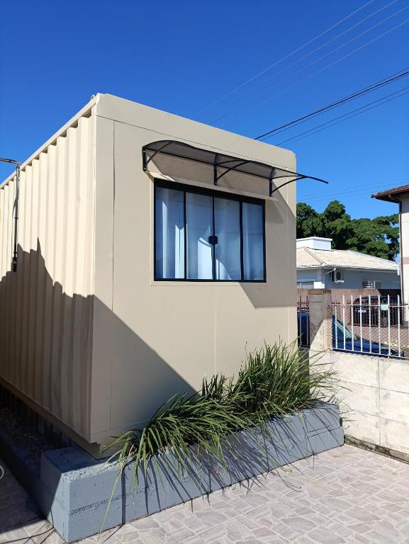 a house with a window on the side of it at Studio Container Morano Calabro in Florianópolis