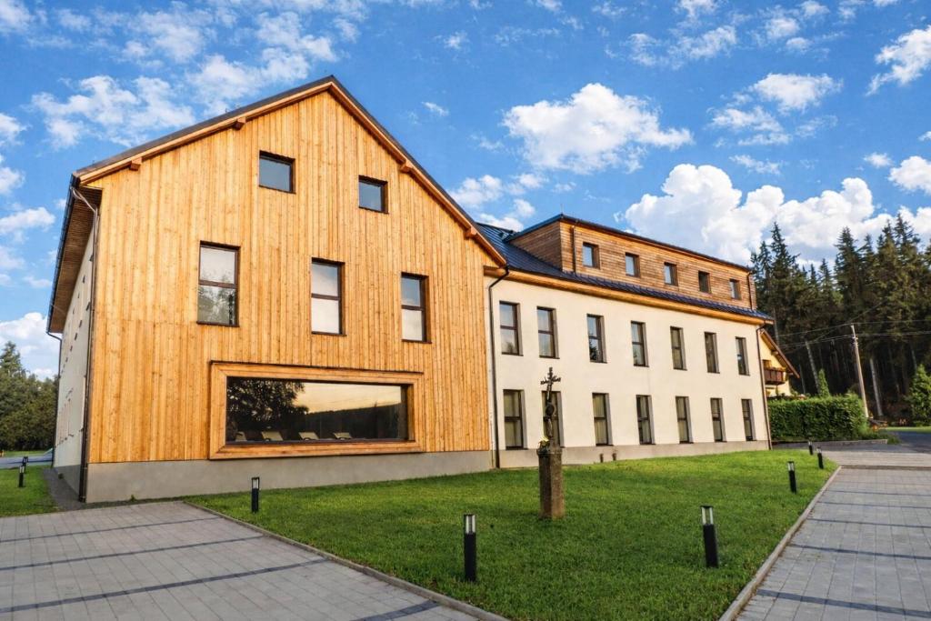 a large wooden building with a large window at Apartmán Javorná Living in Čachrov