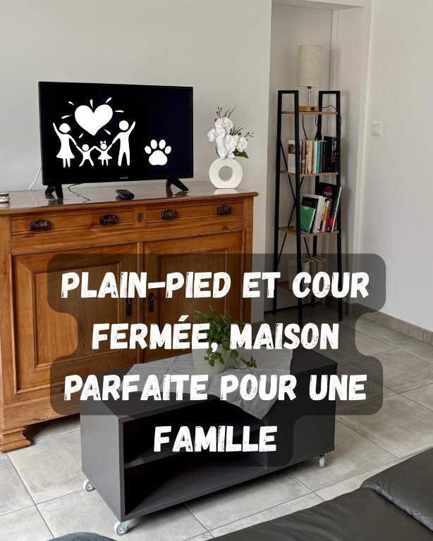 a living room with a tv with the words plan pied et four frame cameo at Caprice des Dunes in Notre-Dame-de-Monts