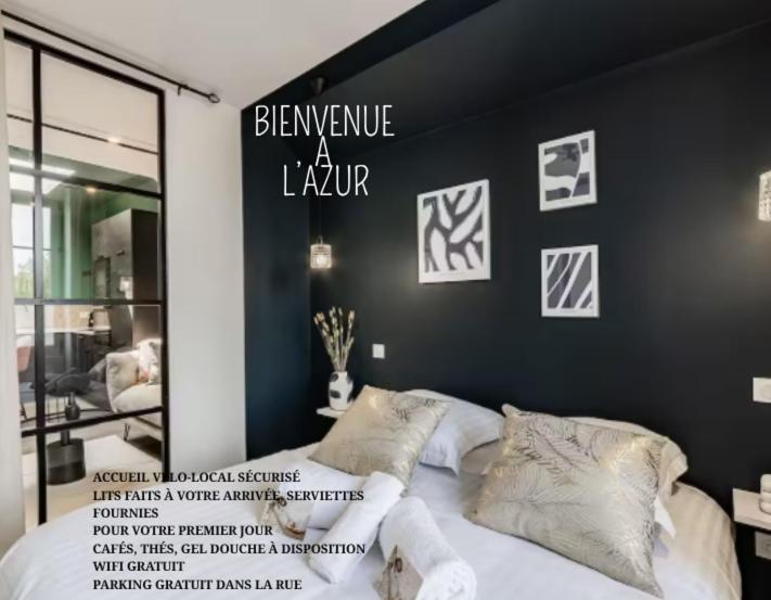 a bedroom with a bed and a black wall at L'Azur chaleureux et cocooning in Segré