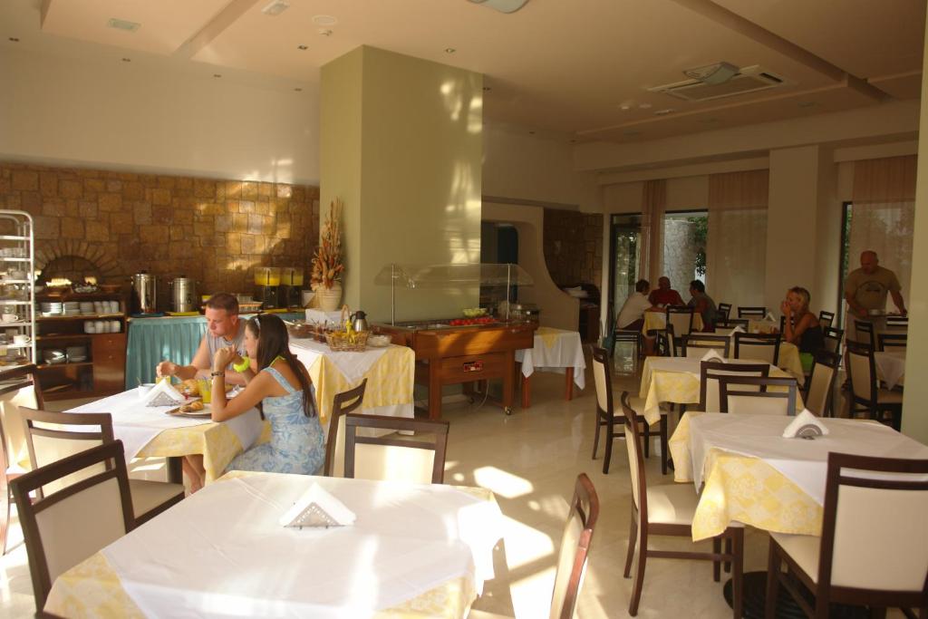 Restaurace v ubytování Saint Constantine Hotel