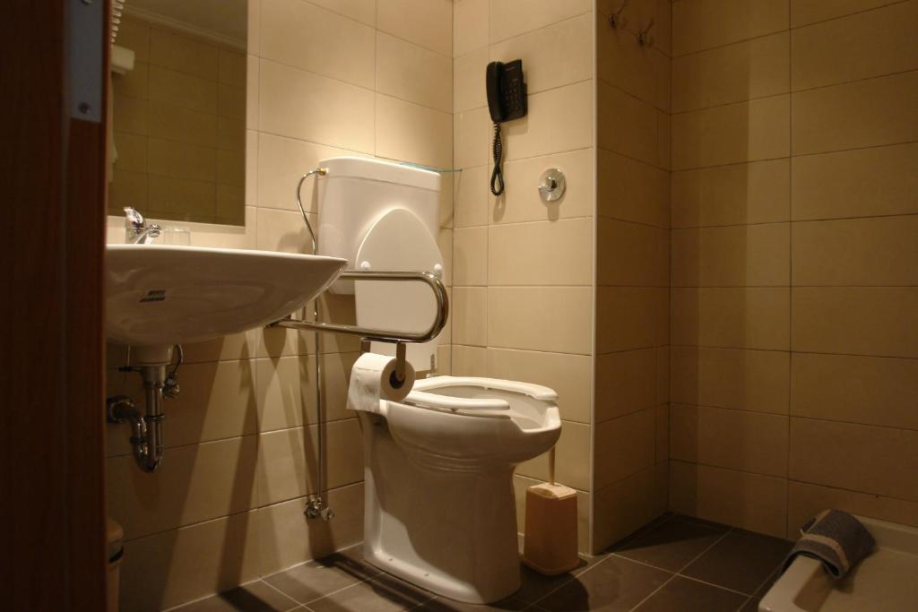 Koupelna v ubytování Saint Constantine Hotel