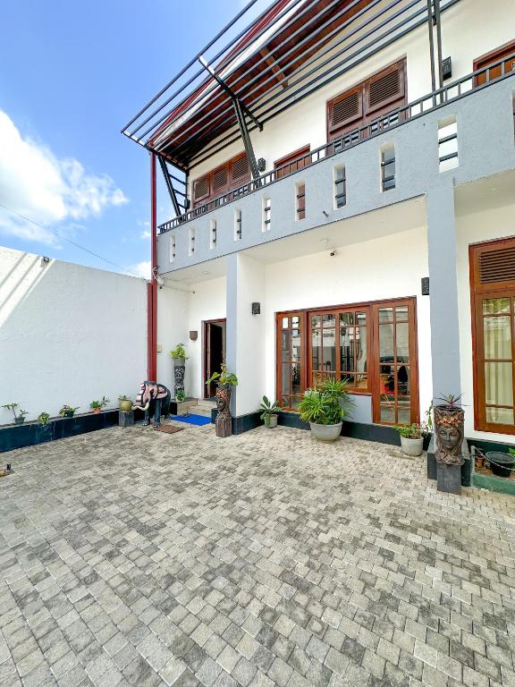an empty courtyard of a building with potted plants at Dew Ceylon Villa Negombo in Negombo