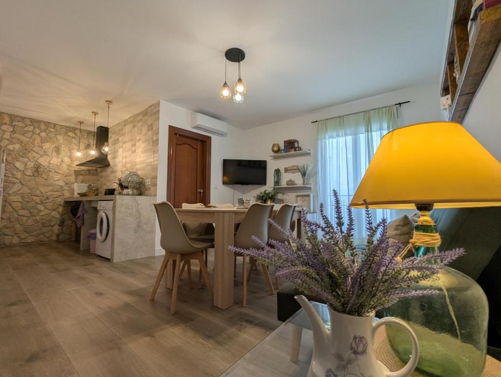 una sala de estar con una mesa y una lámpara amarilla en Casa Cisca, en Quesada