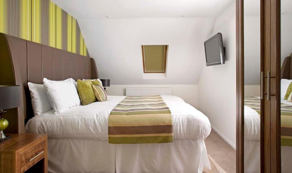 Postel nebo postele na pokoji v ubytování Redesdale Arms Hotel