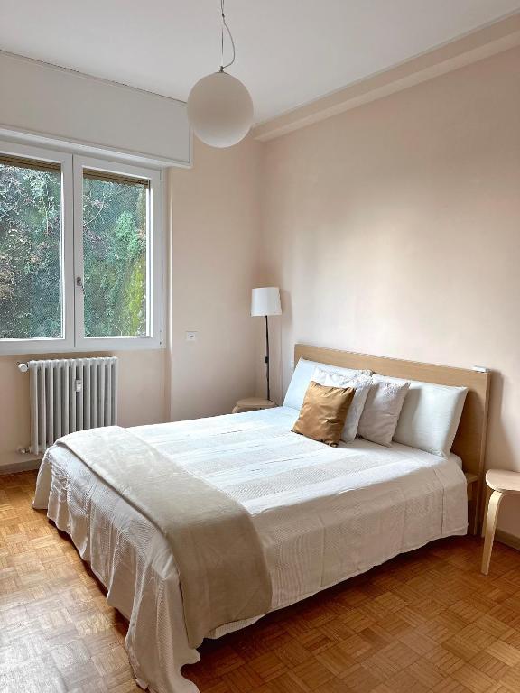 Casa Ling -AC - parking-2Bathrooms tesisinde bir odada yatak veya yataklar