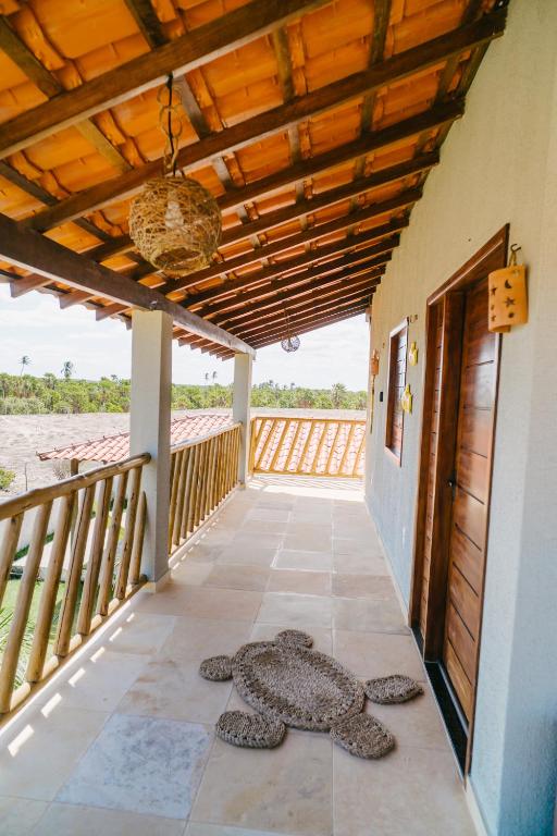 a porch with a turtle rug on the floor at Chalé Sol de Macapá 2 - Kitesurf, Vento & Paraíso in Luis Correia