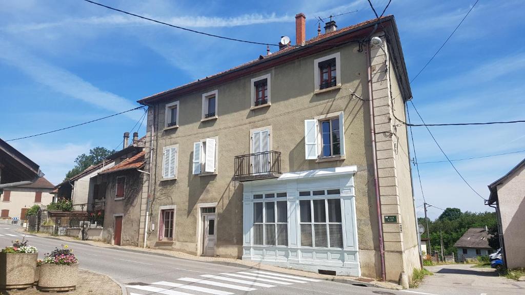 an old building on the side of a street at Demeure d'autrefois in Passins