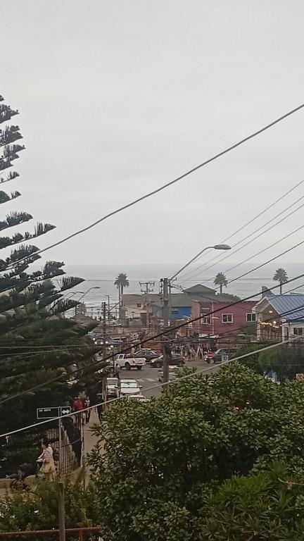 a view of a city with a street and the ocean at Casa centro tabo in El Tabo