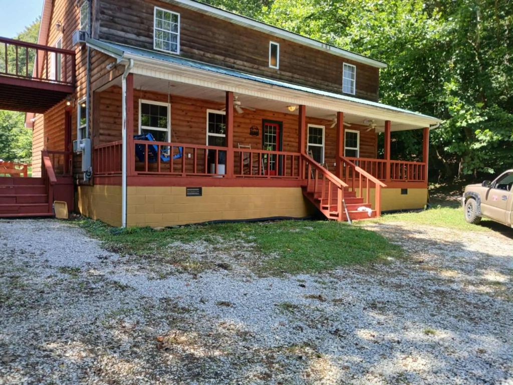 The Bunkhouse - 3 BR, 2 BA Deluxe Cabin - Housity