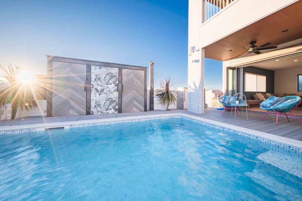 a swimming pool on top of a building at THE POOL HOUSE Kisarazu in Kisarazu