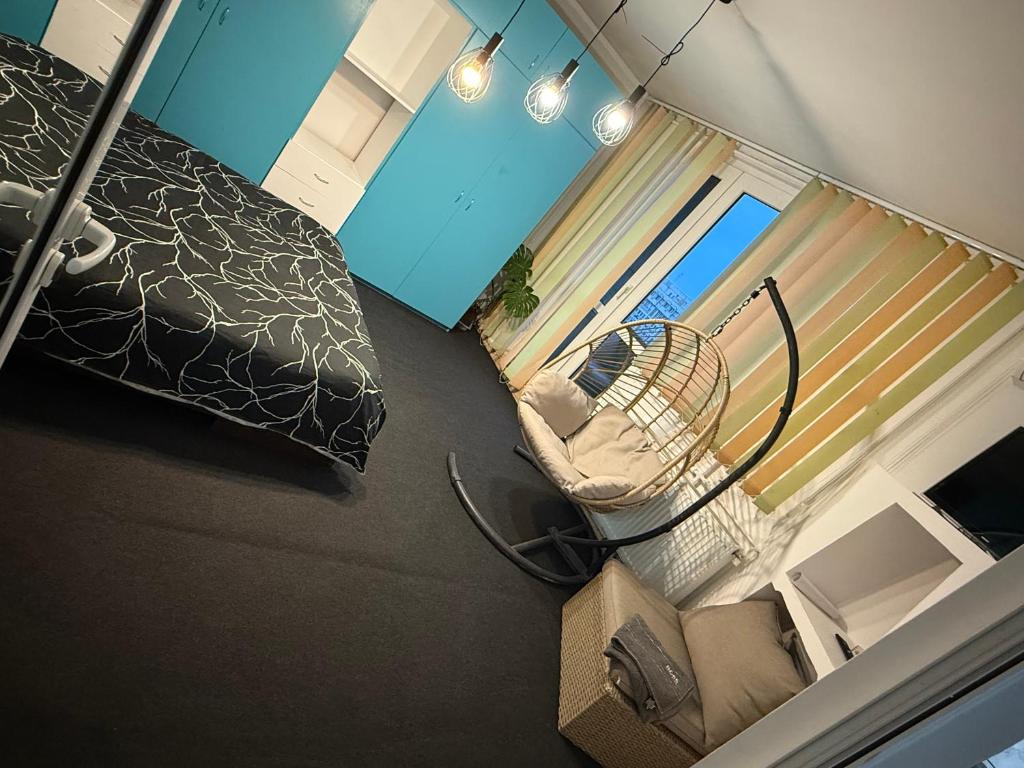 an aerial view of a room with a tennis racket at Kara Apartaments in Ploieşti