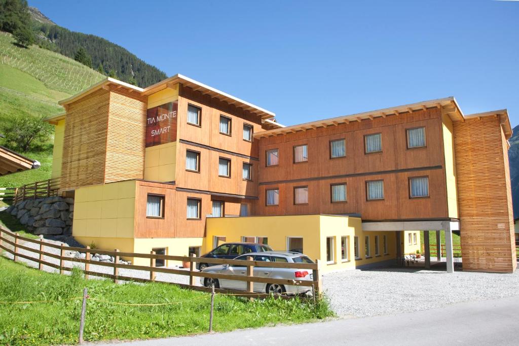 budynek z samochodem zaparkowanym przed nim w obiekcie Hotel Tia Smart Natur w mieście Kaunertal