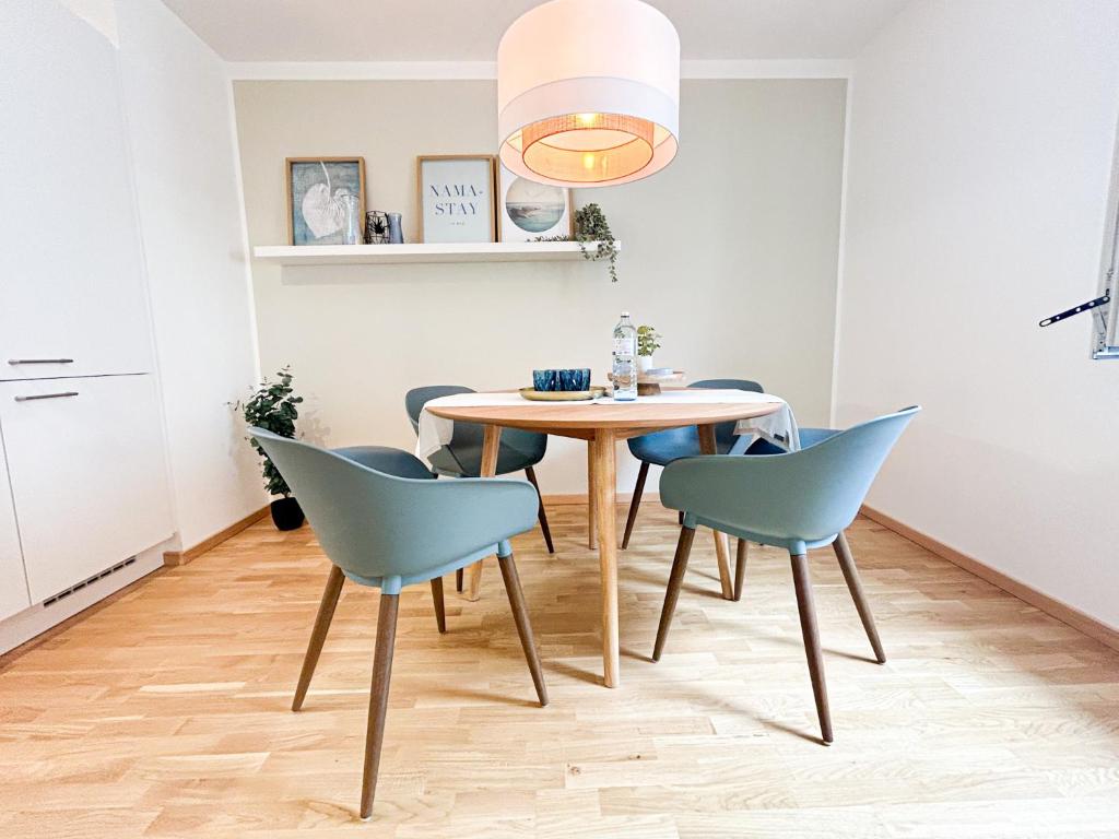 a dining room with a table and chairs at Ruhiger Familientraum fürs Wochenende oder längerfristigen Aufenthalt in Wiener Neustadt