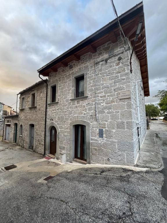 a stone building on a street next to a road at Lo Shangrilá B&B in Borrello