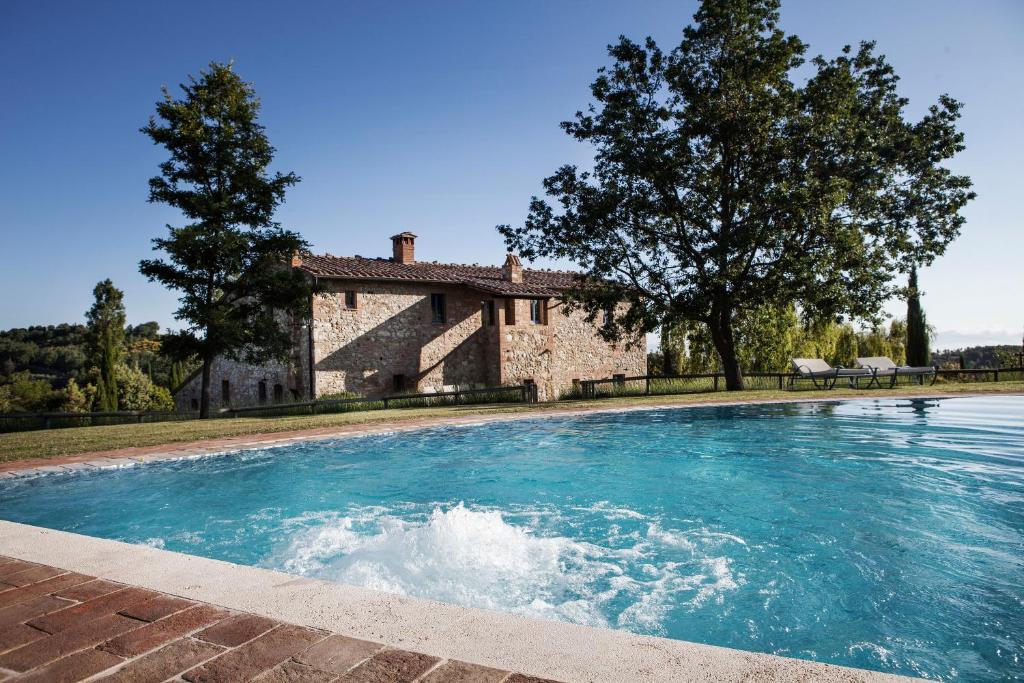 a large swimming pool in front of a house at B&B - Podere Monti in Montepulciano