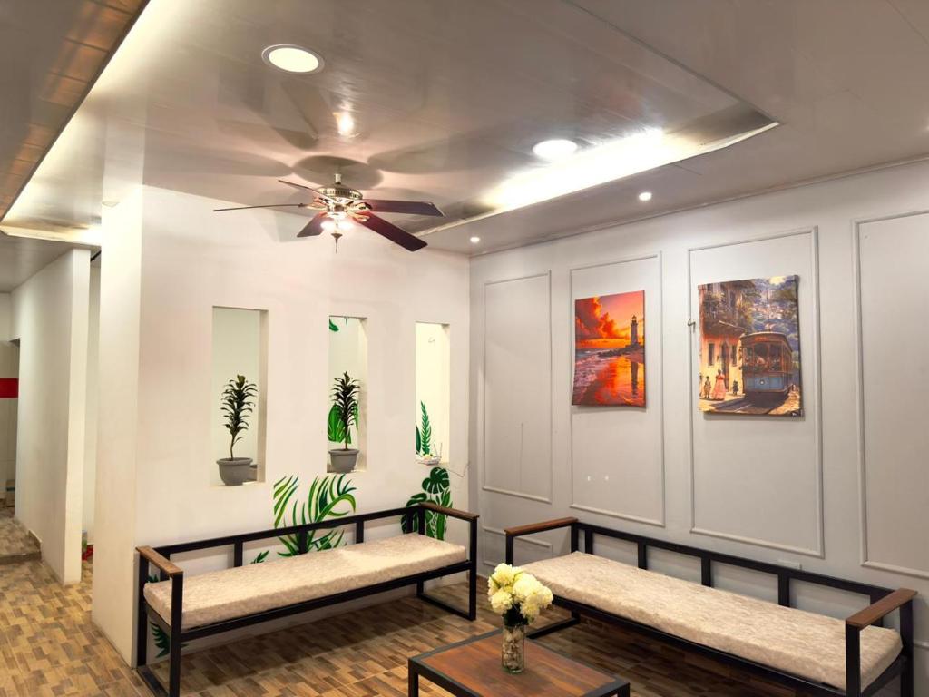 a room with two benches and a ceiling fan at Cilipo House in Palomino