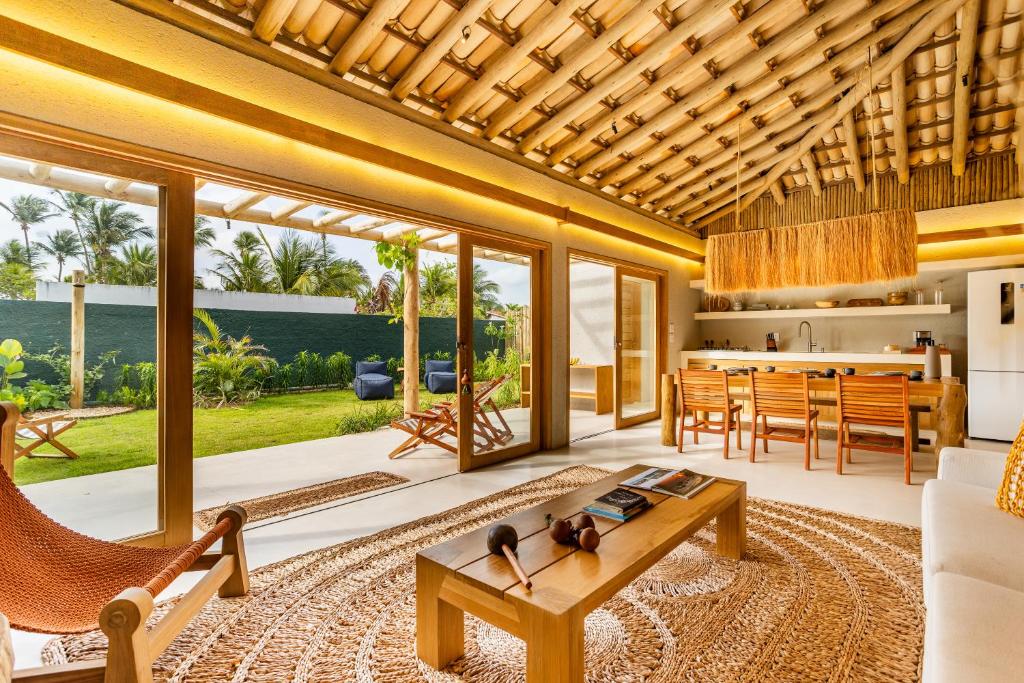 a living room with a couch and a table at Casa Água - Praia do Preá in Prea