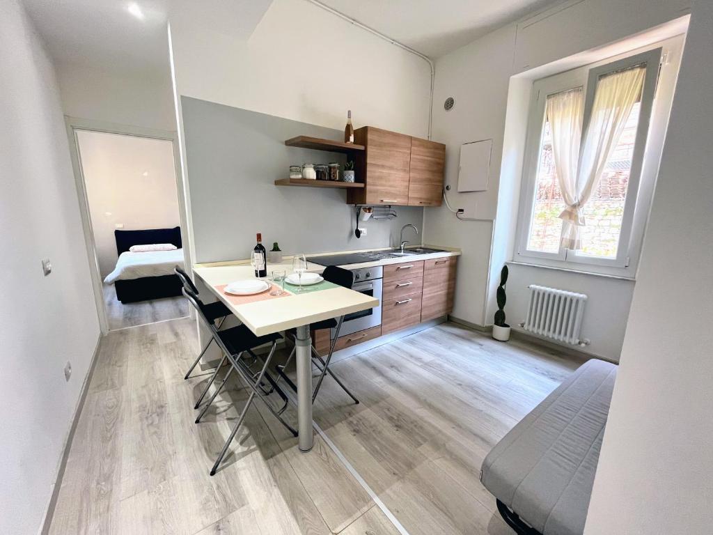 a small kitchen with a table and a bed at Casa LL in Perugia