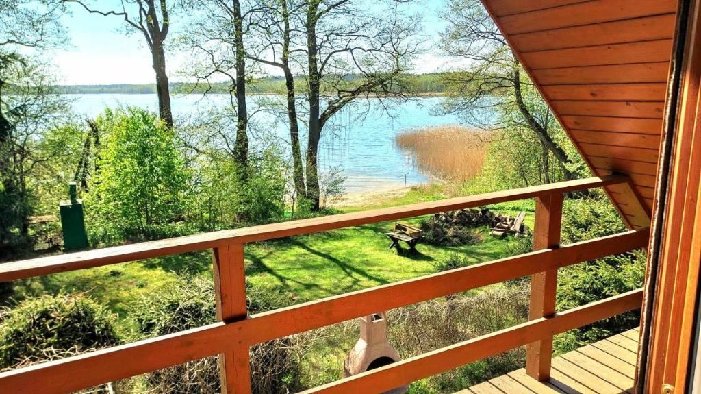 a view of a lake from the porch of a cabin at Rodzinny Domek Ruś in Ruś