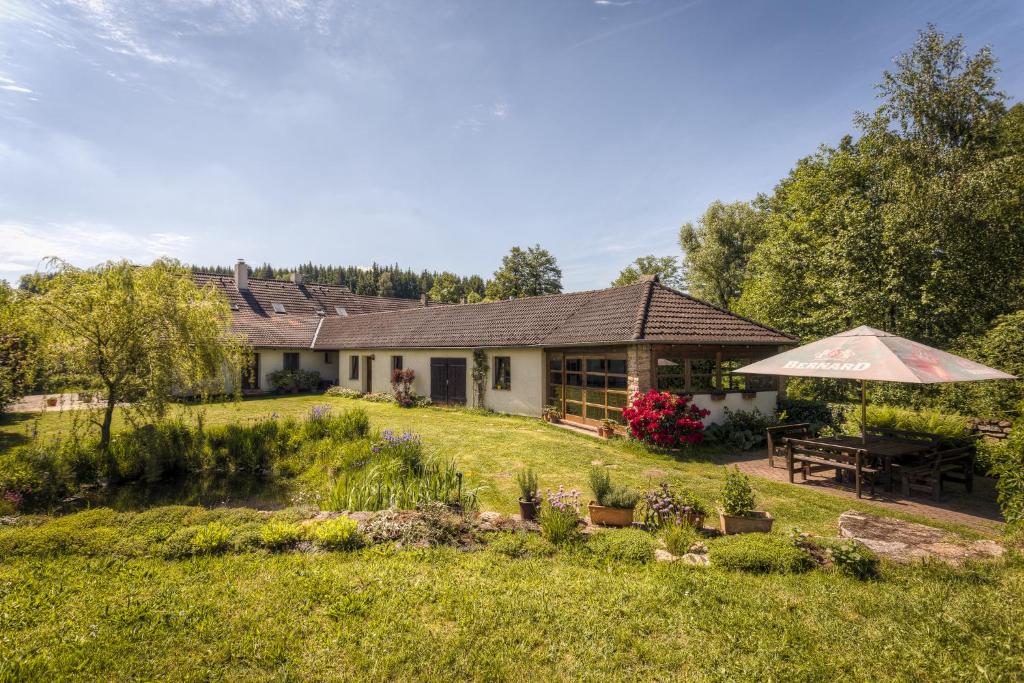 a house with a garden in front of it at Penzion U Dračice in Nová Bystřice