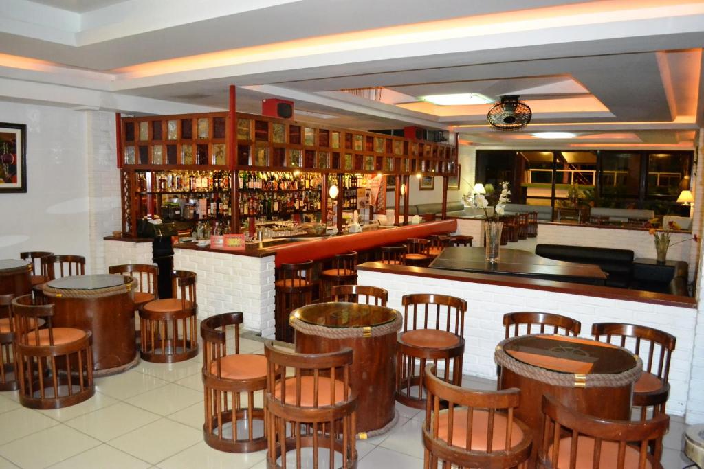 Lounge nebo bar v ubytování Costa Cabralia Hotel