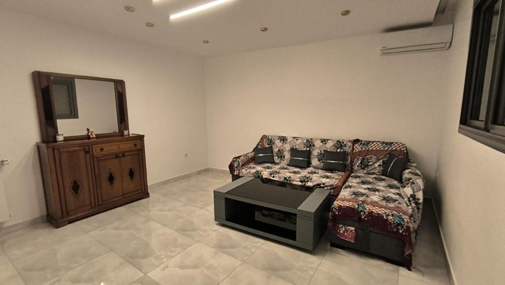 a living room with a couch and a mirror at Soul Appart DZ in Kouba