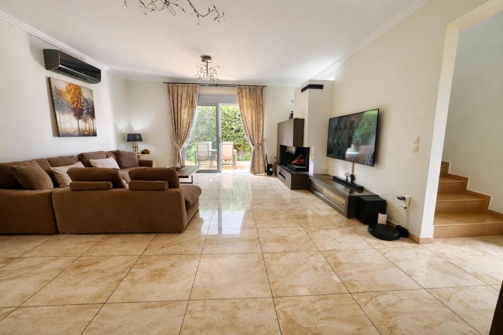 a large living room with a couch and a television at Casa Verde Pastida in Pastida