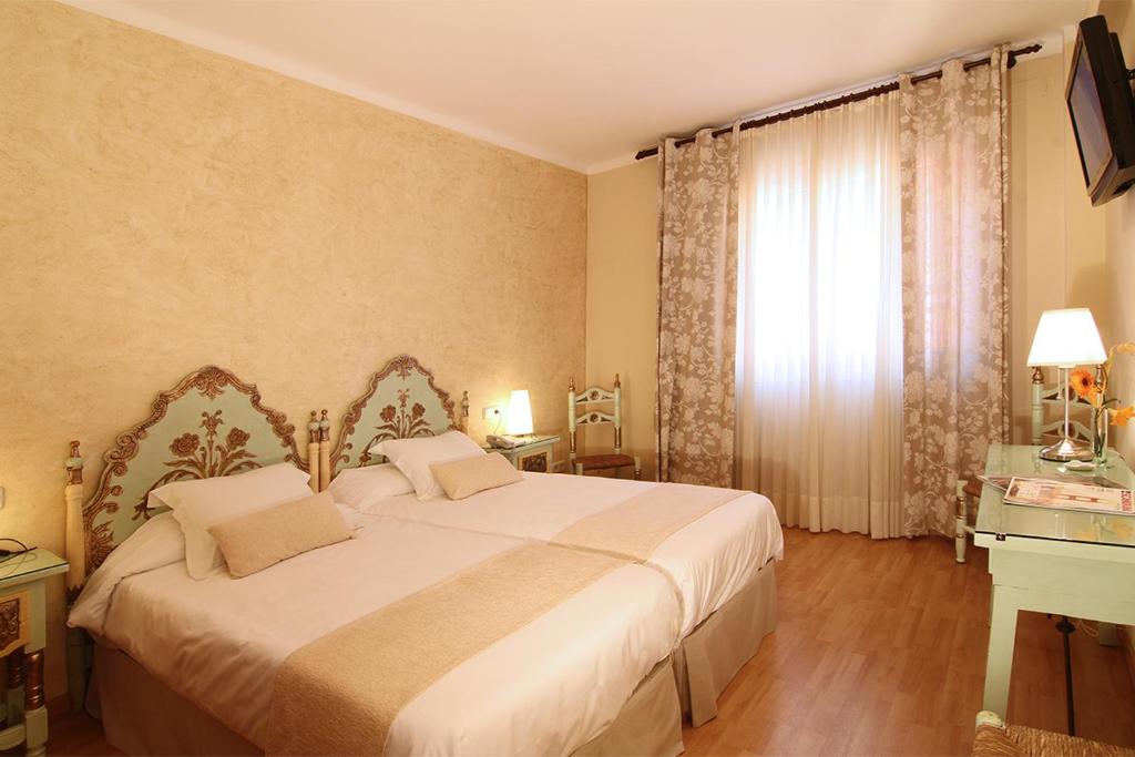 Postel nebo postele na pokoji v ubytování Hotel Rosa & Spa Begur