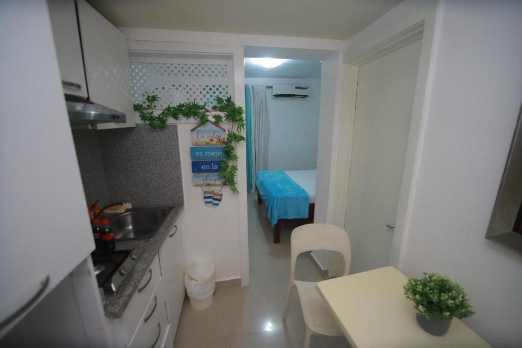 a small room with a kitchen and a bedroom at El Mar Azul Franchecis hostal in Juan Dolio